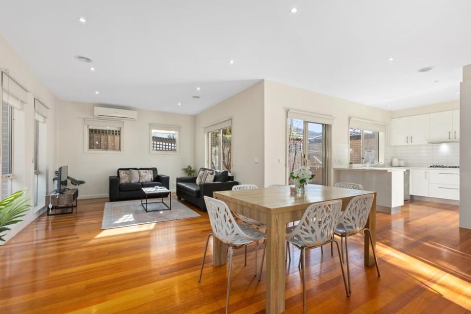 Domi Rentals The Blackburn Residence House in Glen Waverley
