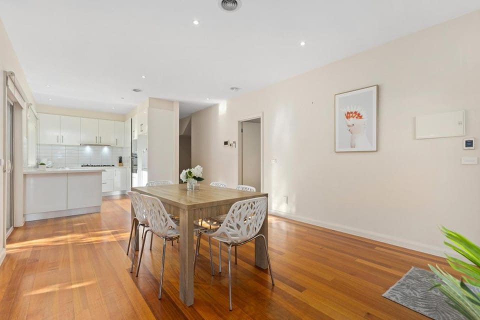 Domi Rentals The Blackburn Residence House in Glen Waverley