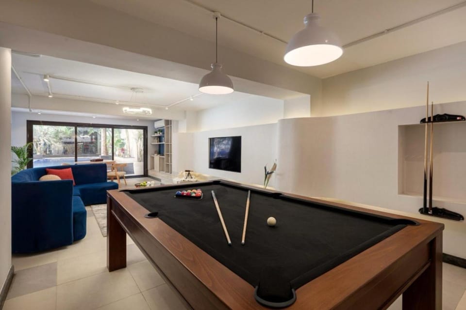 Billiard, Game Room