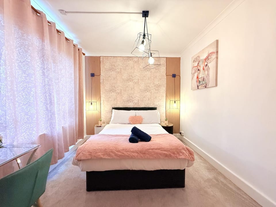 Bed, Photo of the whole room, Bedroom, towels