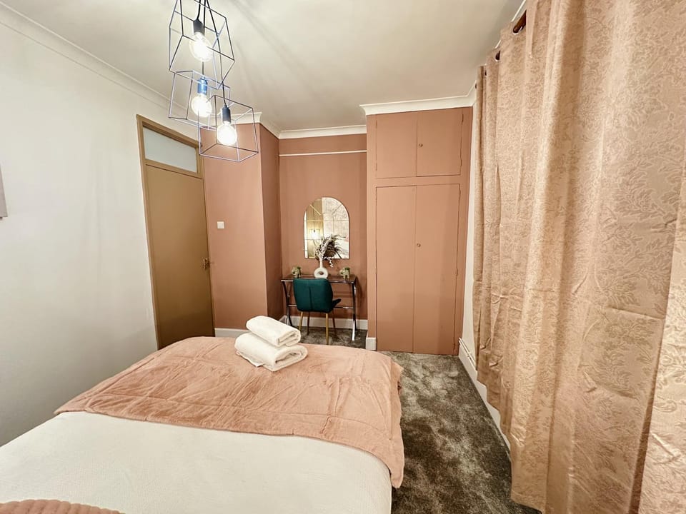 Bed, Photo of the whole room, Bedroom, wardrobe