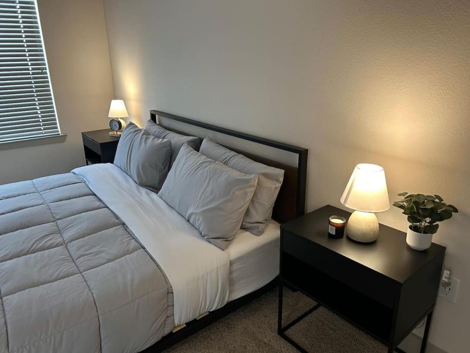 Central Heights functional 2B2B Longterm Condo Apartment in Houston