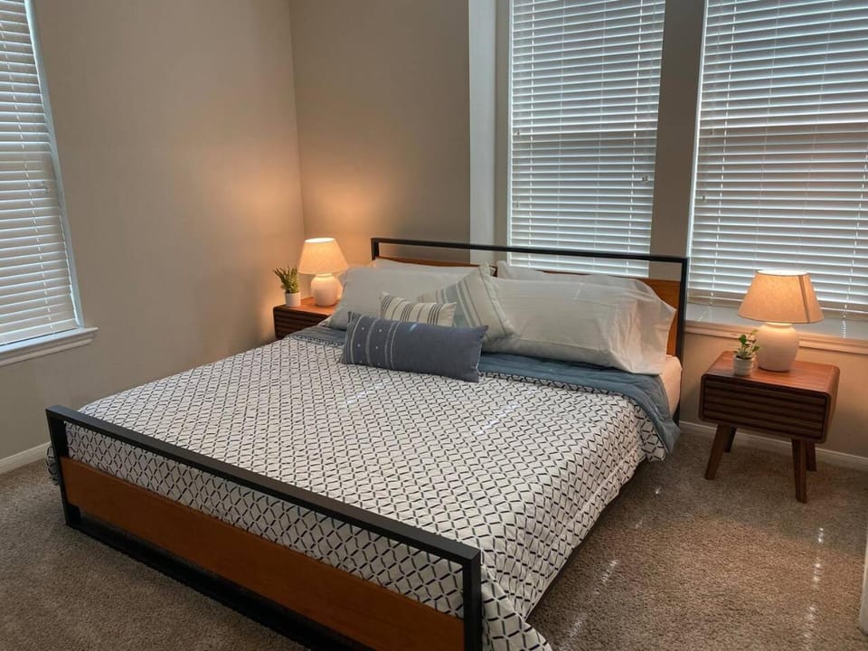 Spring Modern 2B2B king Fully equipped Long term Apartment in Houston