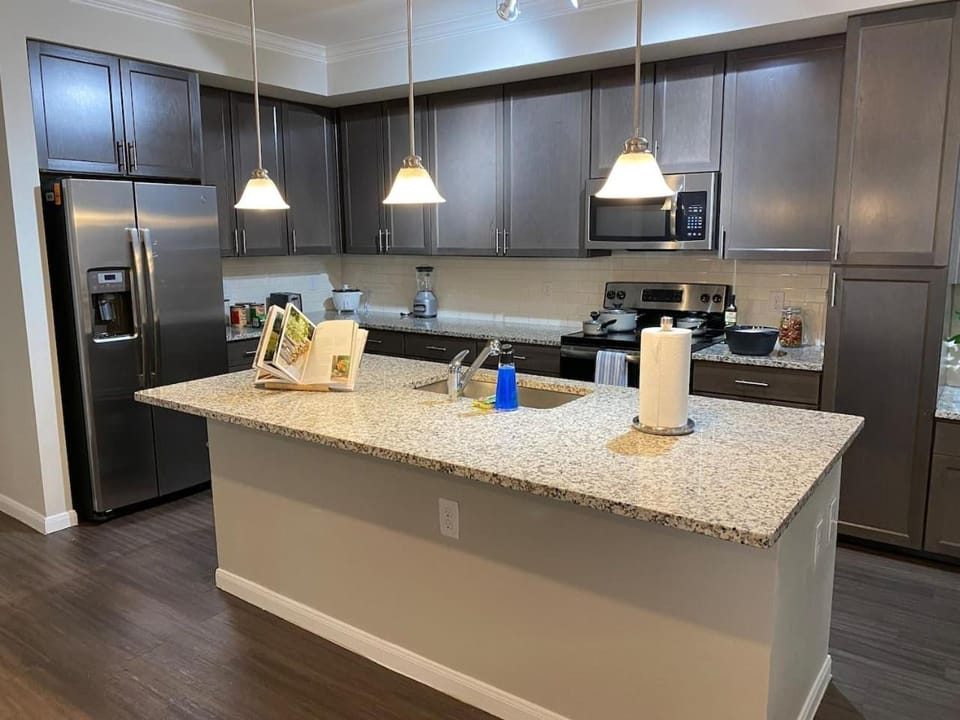 Spring Modern 2B2B king Fully equipped Long term Apartment in Houston