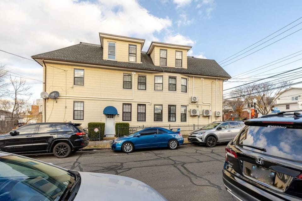 2 Bed Apt in BlackRock by beach Apartment in Bridgeport