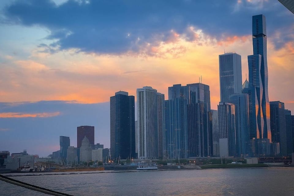 Elegant Style Loft Montrose Beach Rooftop WFH Gym Apartment in Chicago