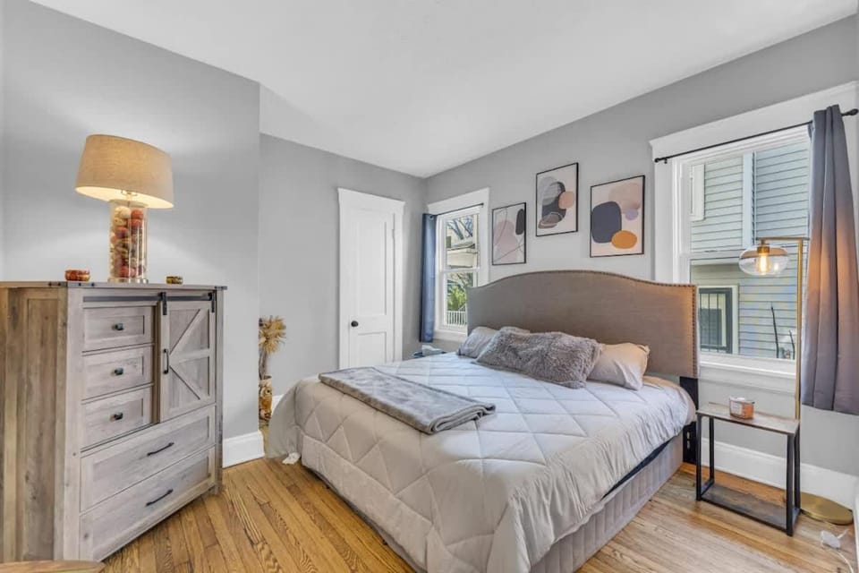 Stylish Retreat by Shaker Square, Fast WiFi, Porch House in Cleveland Heights