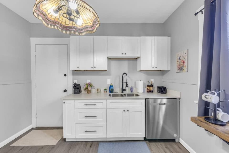 Stylish Retreat by Shaker Square, Fast WiFi, Porch House in Cleveland Heights