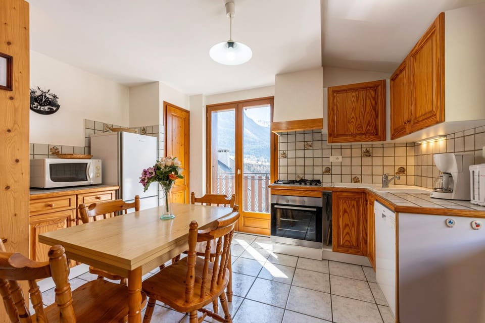 Property building, Kitchen or kitchenette, Living room