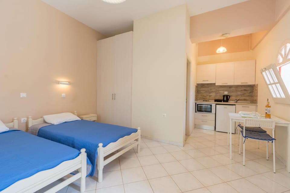 Bed, Kitchen or kitchenette, Photo of the whole room, Dining area, Bedroom, stove