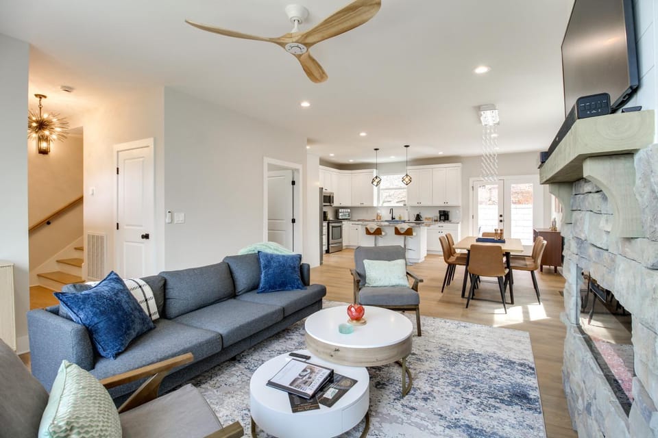 6 Mi to Chattanooga: Home w/ Balcony & Dtwn Views! House in Rossville