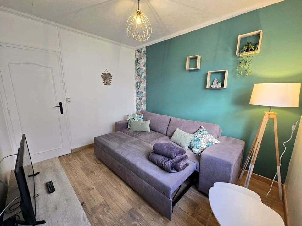 Bed, TV and multimedia, Living room