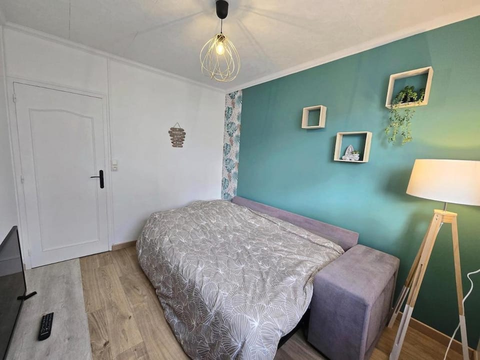 Bed, Living room