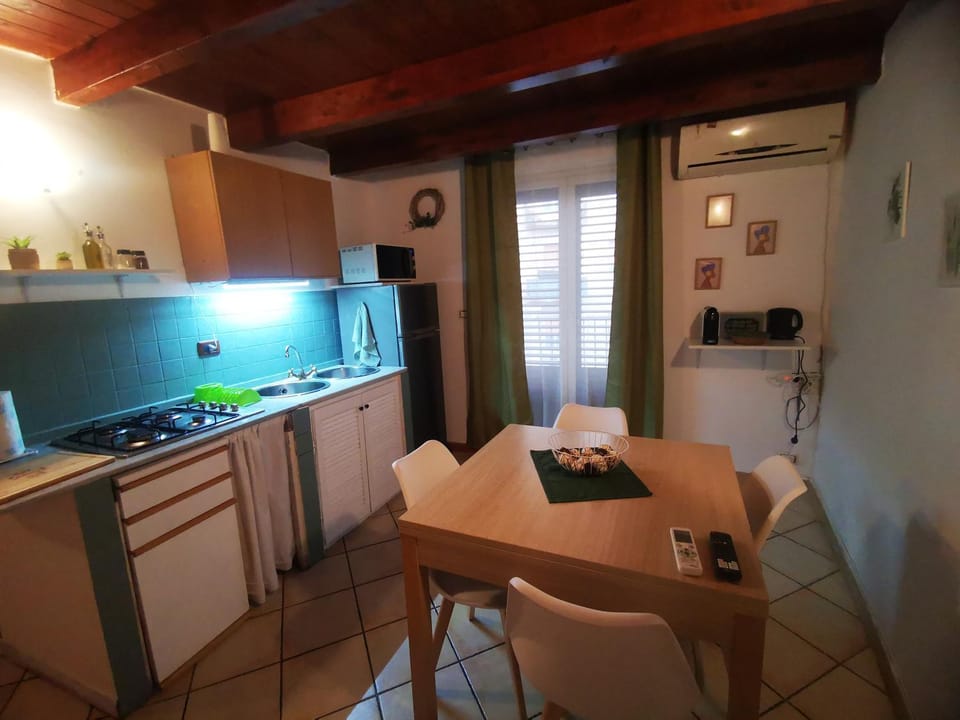 Kitchen or kitchenette, Seating area, Dining area, stove