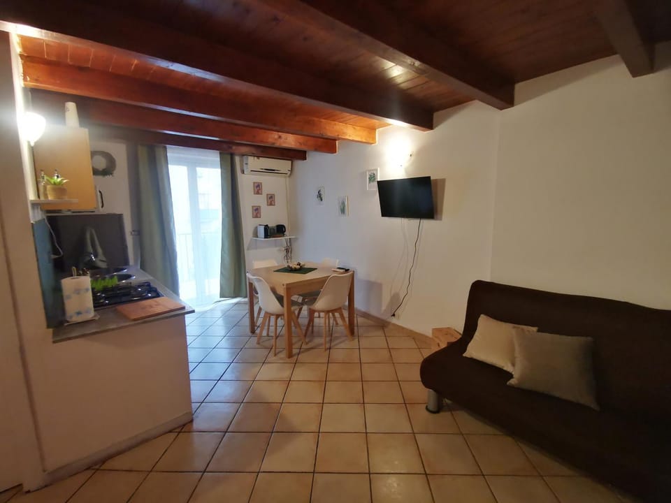 TV and multimedia, Living room, Seating area, Dining area