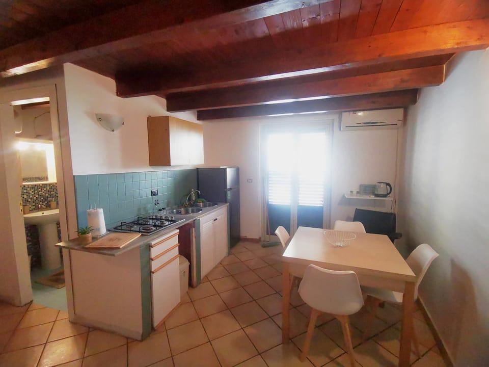 Kitchen or kitchenette, Living room, Seating area, Dining area, stove