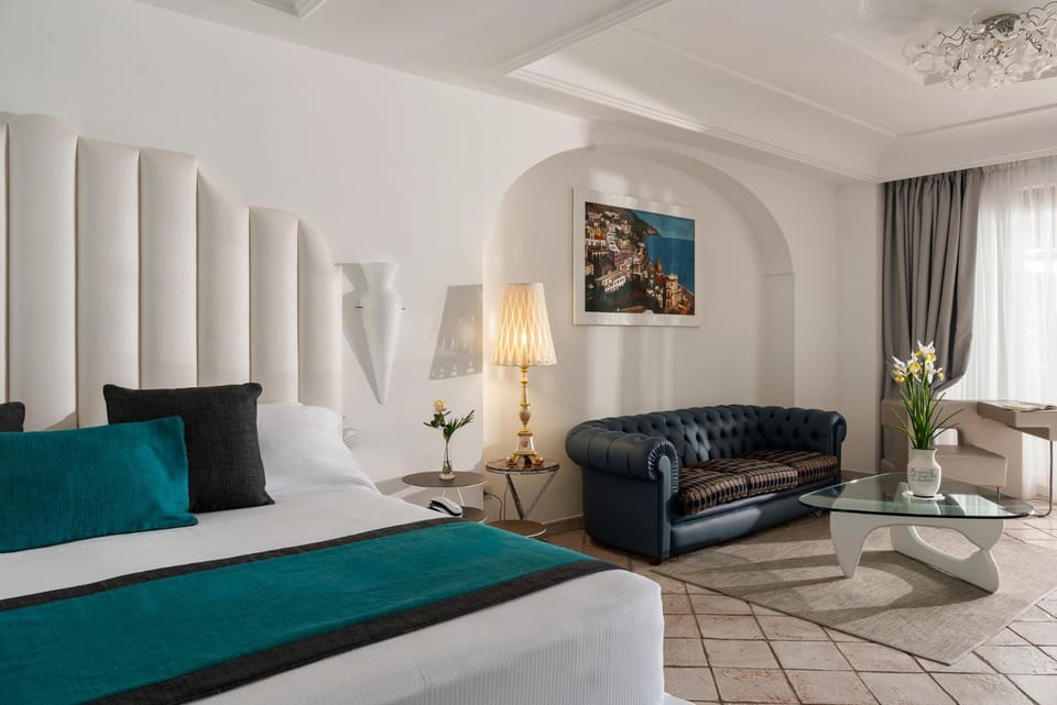 Bed, Living room, Photo of the whole room, Bedroom