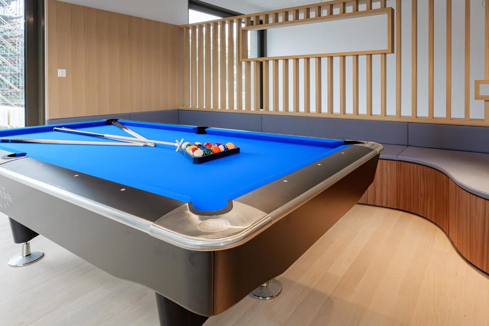 Billiard, Game Room
