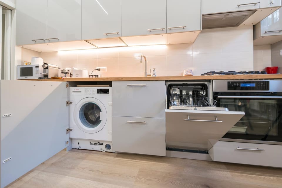 Coffee/tea facilities, Kitchen or kitchenette, dishwasher, microwave, oven, stove, toaster, washing machine