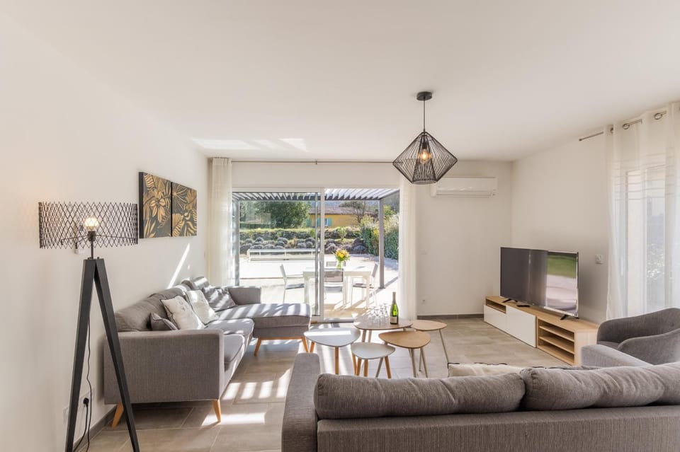 Communal lounge/ TV room, TV and multimedia, Living room, air conditioner