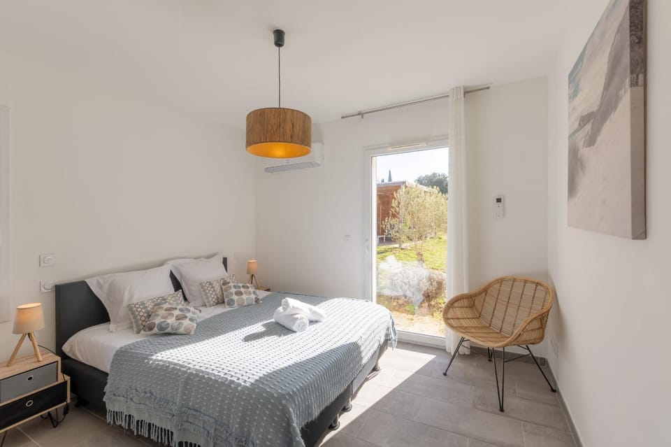 Bed, Photo of the whole room, Bedroom, Garden view, Pool view, towels