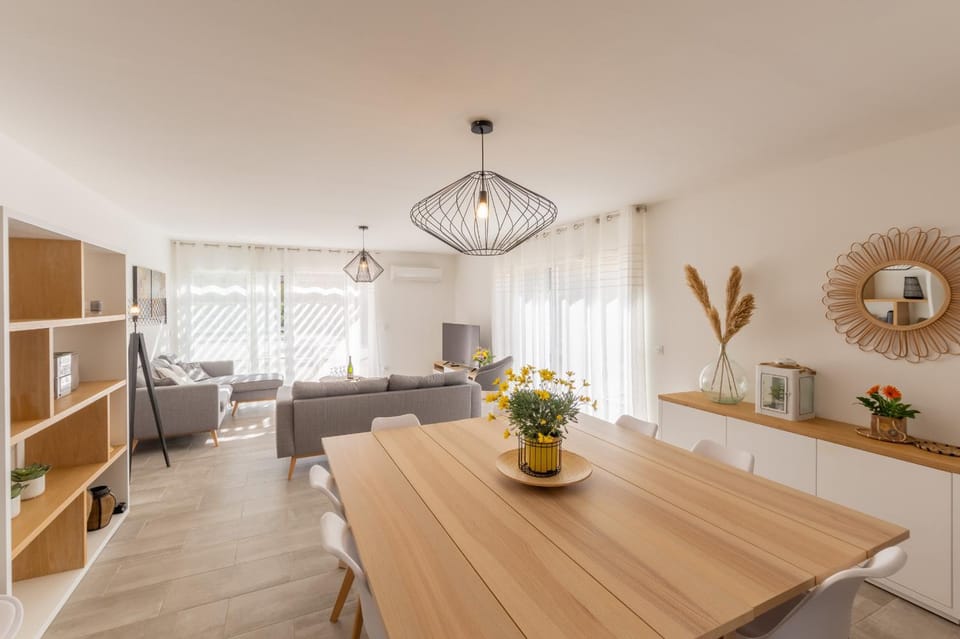 Living room, Seating area, Dining area