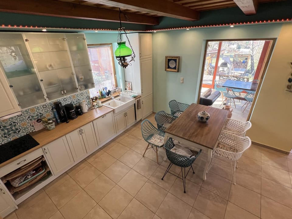 Coffee/tea facilities, Kitchen or kitchenette, Dining area, dishwasher, oven, stove