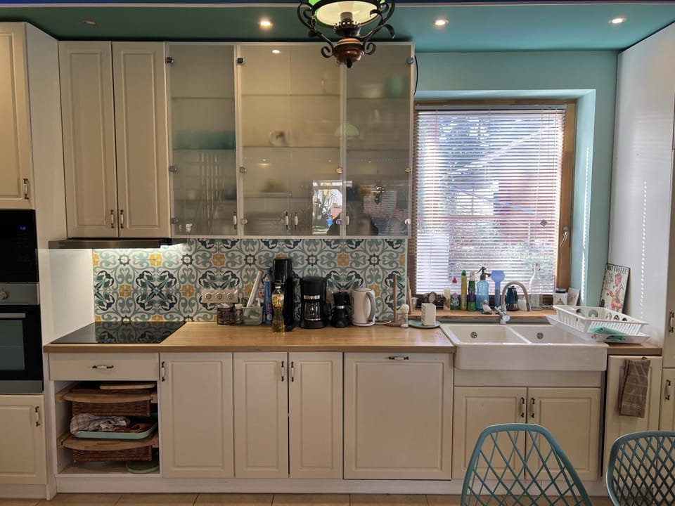 Coffee/tea facilities, Kitchen or kitchenette, dishwasher, stove