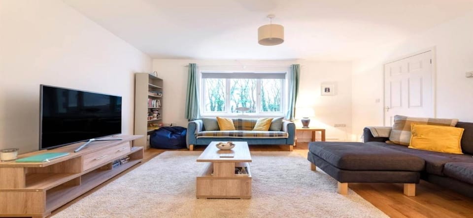 Communal lounge/ TV room, Living room, Seating area, Evening entertainment