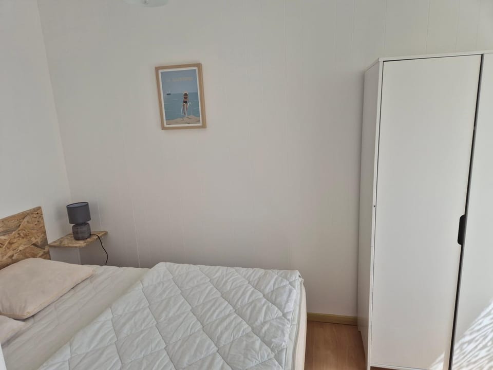 Bed, Photo of the whole room, Bedroom, wardrobe