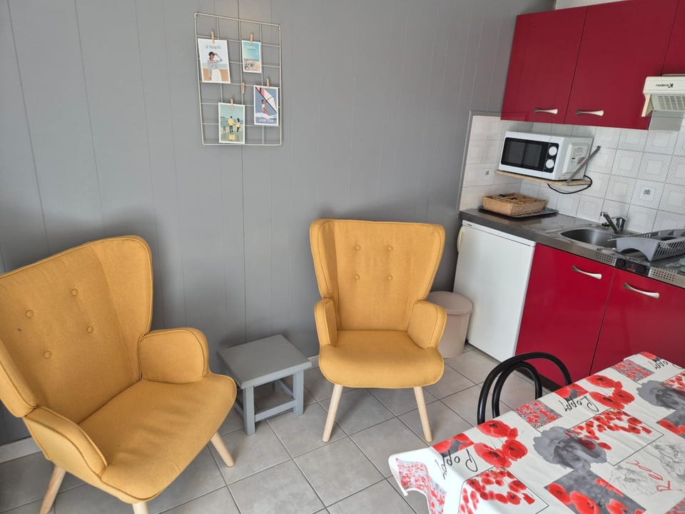 Kitchen or kitchenette, Living room, Dining area, minibar, stove, toaster