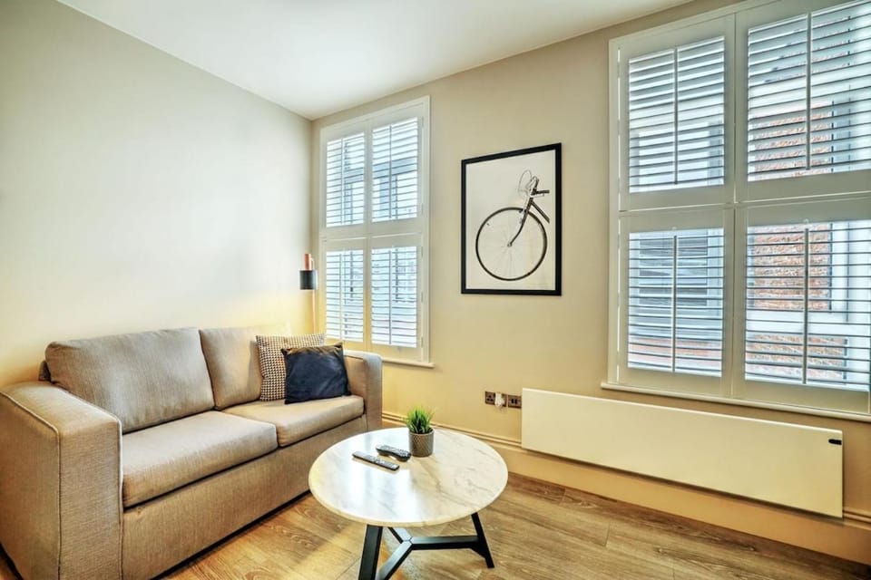 Apt 4, 10 Kingsway in a stylish Georgian Building Apartment in England