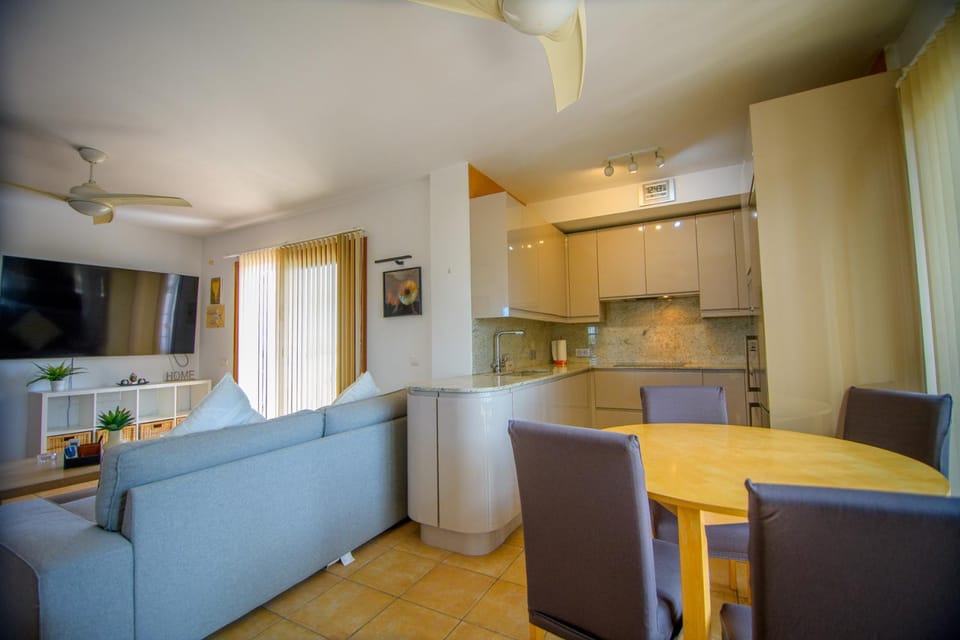 TV and multimedia, Kitchen or kitchenette, Living room, Dining area, oven, stove