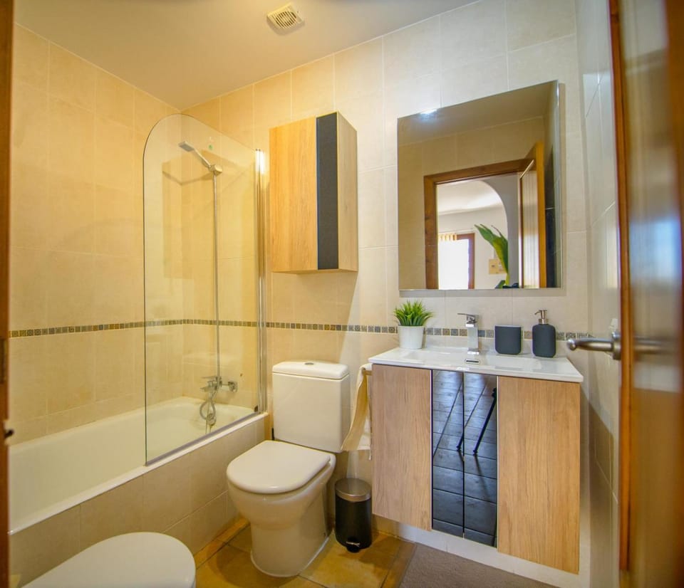 Shower, Toilet, Bathroom, Bath, bidet, towels