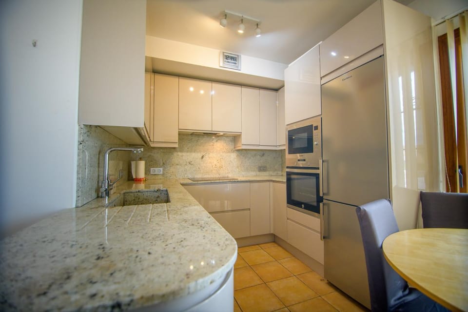 Kitchen or kitchenette, Dining area, dishwasher, oven, stove