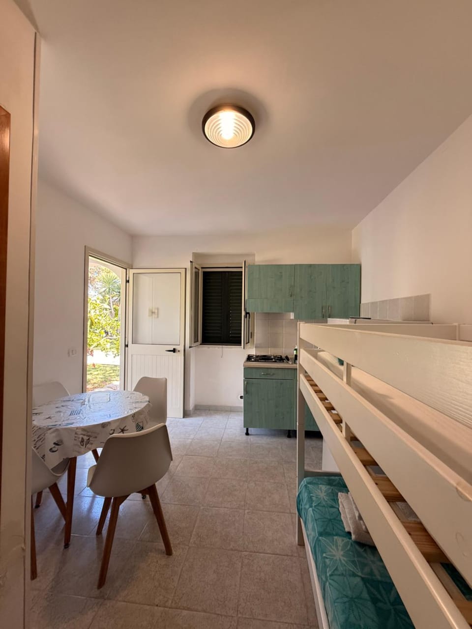 Bed, Dining area