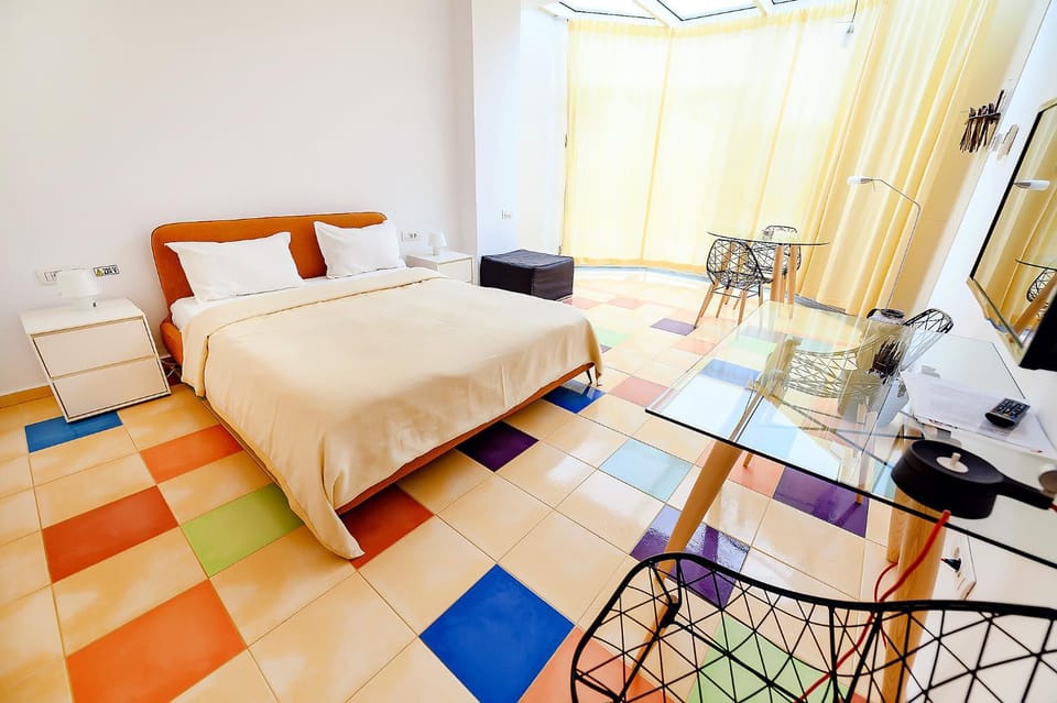 Bed, Living room, Photo of the whole room, Seating area, Bedroom