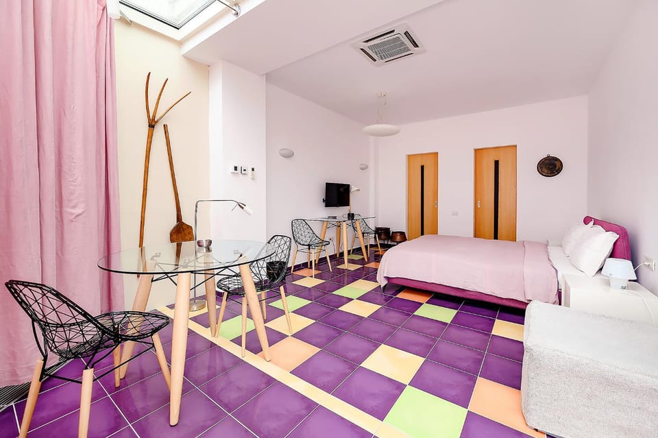 Communal lounge/ TV room, Bed, TV and multimedia, Living room, Photo of the whole room, Seating area, Bedroom, wardrobe