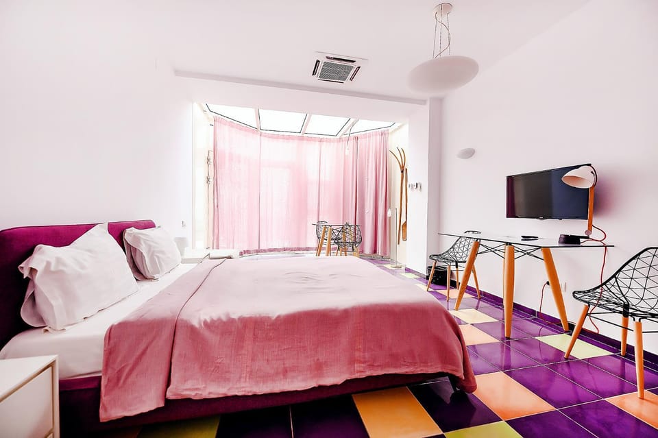 Communal lounge/ TV room, Bed, TV and multimedia, Living room, Photo of the whole room, Seating area, Bedroom