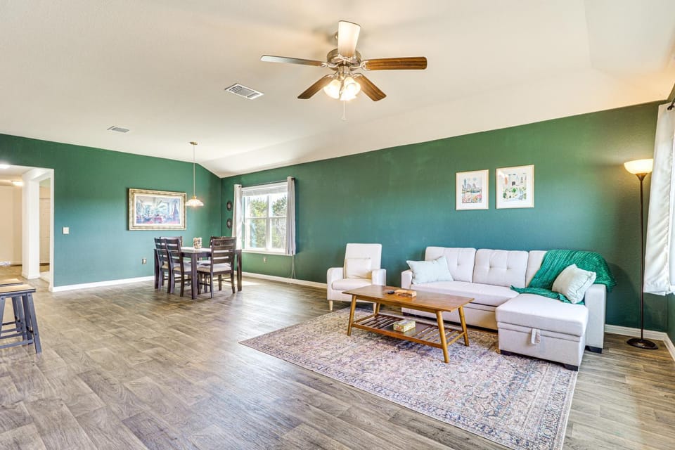 Shop, Dine and Unwind Pet-Friendly Home in Austin! House in Austin