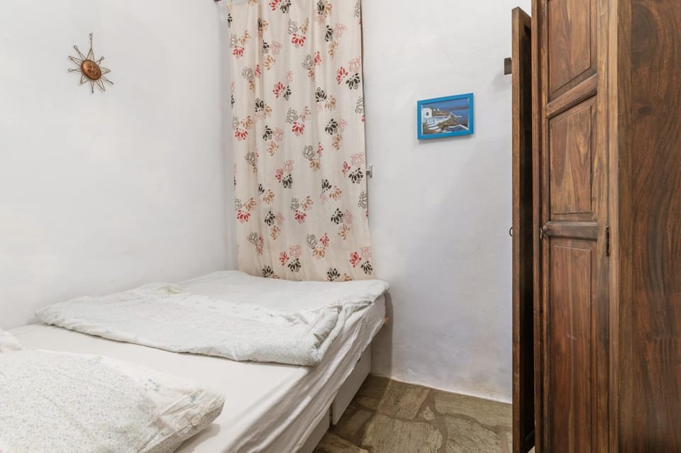 Property building, Living room, Bedroom