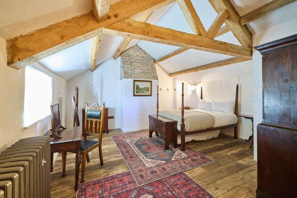 Bed, Seating area, Bedroom