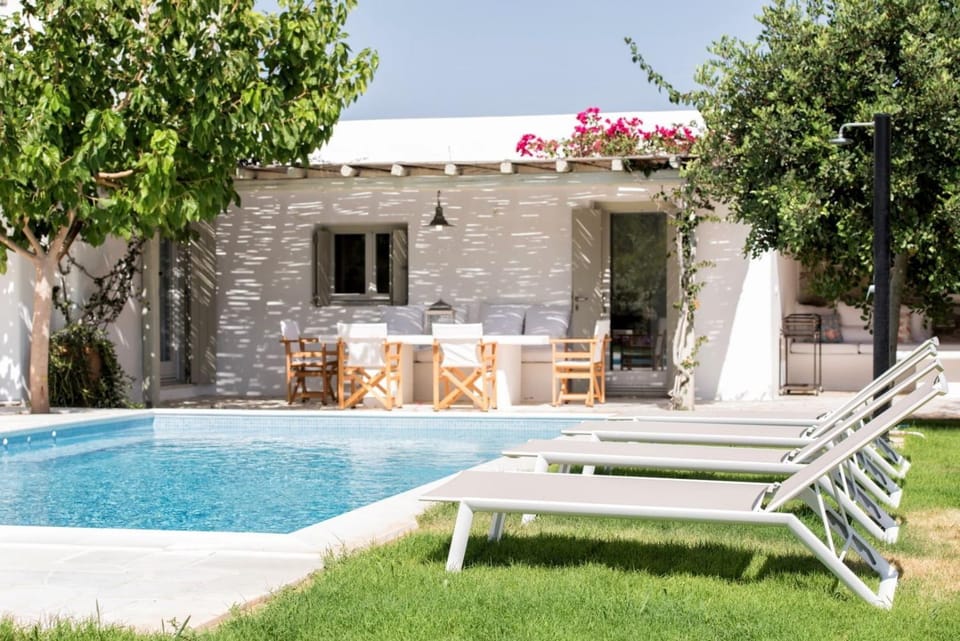 Property building, Garden, Garden view, Pool view, Swimming pool, sunbed