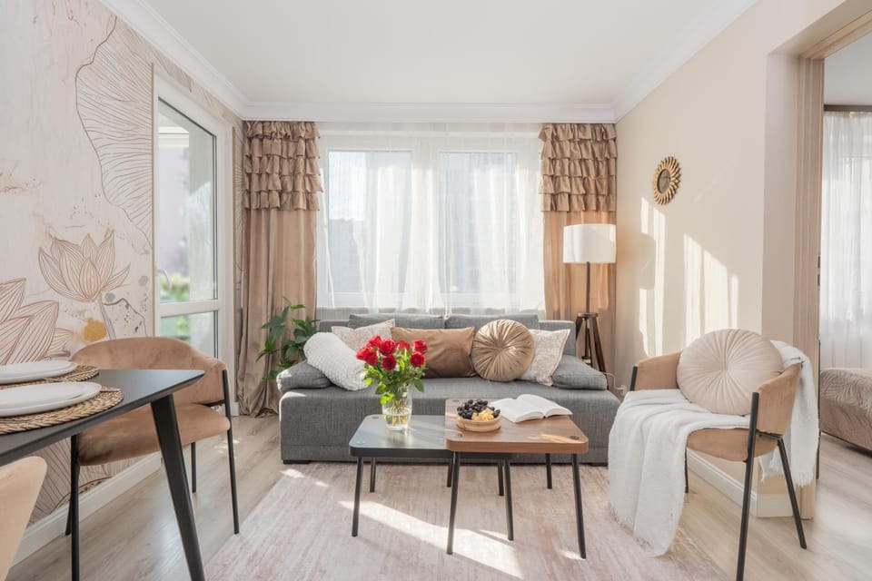 Bed, Living room, Photo of the whole room, Seating area, Bedroom