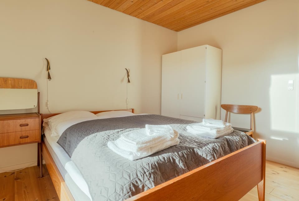 Bed, Bedroom, towels, wardrobe