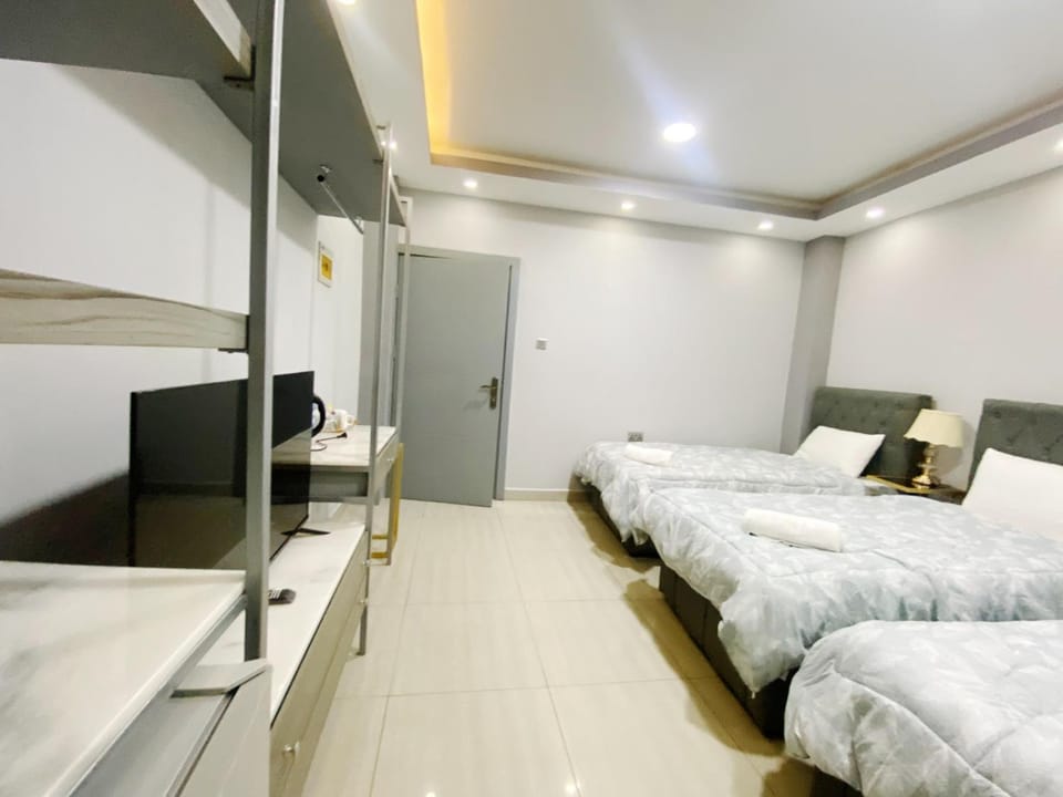 Bed, TV and multimedia, Photo of the whole room, Bedroom, towels