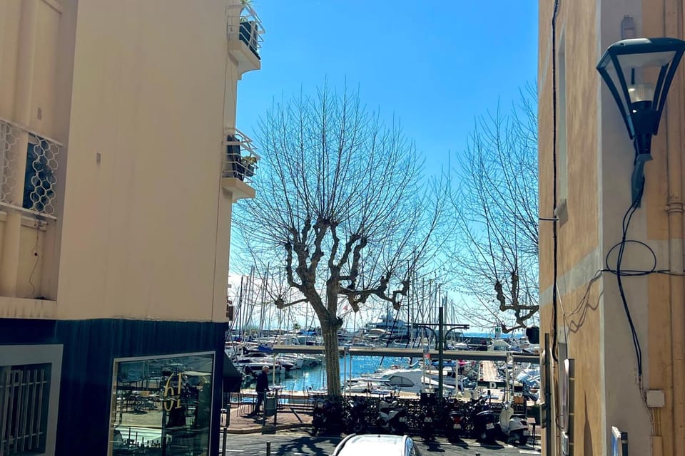 Golfe-Juan 2 People Facing the Old Port Apartment in Antibes