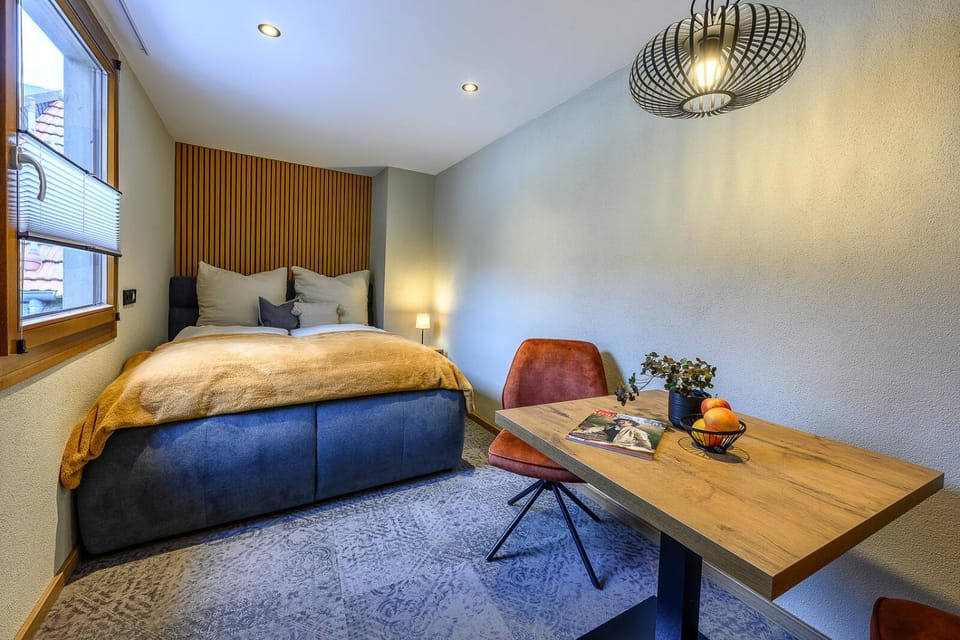 Bed, Dining area