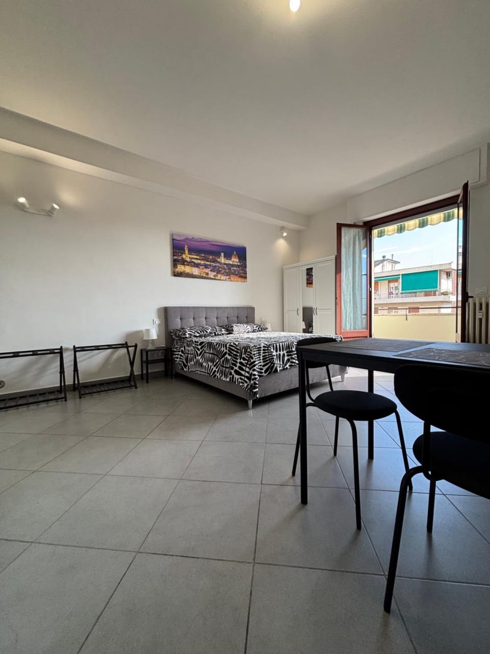 Bed, Seating area, Dining area