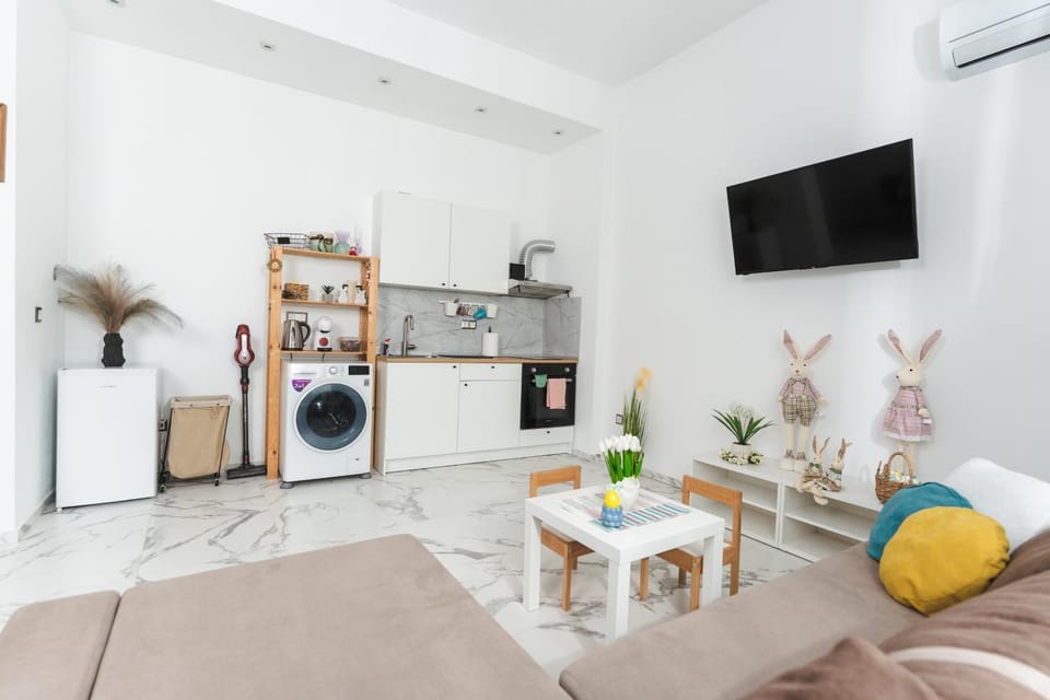 Communal lounge/ TV room, TV and multimedia, Kitchen or kitchenette, Living room, Seating area, minibar, washing machine, dryer, air conditioner